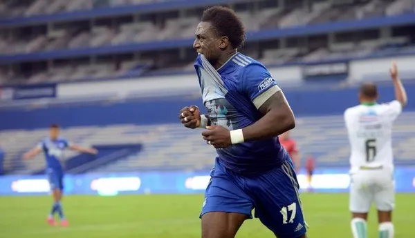 El fraternal beso de los dos jugadores de Emelec sorprendió a muchos