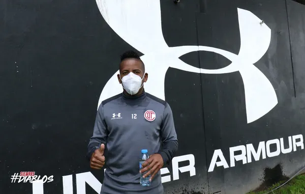 El futbolista ecuatoriano, que fue presentado recientemente en Toluca, recibió una amenaza de secuestro