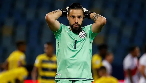 El golero de la Selección Ecuatoriana no está a gusto en Chile, pero la prensa chilena dice que está exagerando