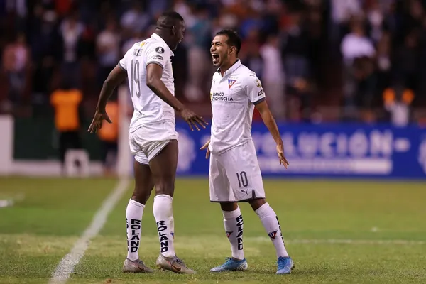 El habilidoso volante buscaría quedarse con los "albos" seis meses más