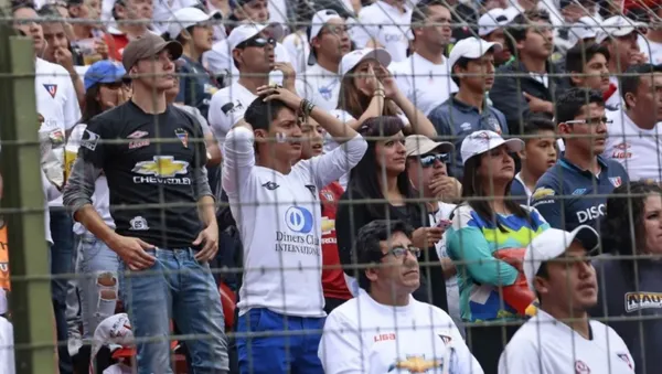 El hincha del conjunto capitalino sufrió una aparatosa caída en el estadio