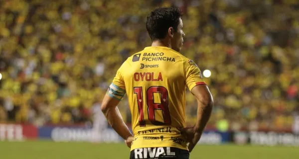 El histórico ex jugador de Barcelona SC posó con la camiseta de Guayaquil City