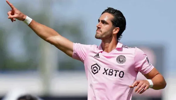 El histórico jugador de la Selección Ecuatoriana, dice que si no le pasan el balón, Campana debería golpearlos