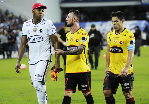 El Ídolo está manejando opciones para el arco por la salida de Banguera