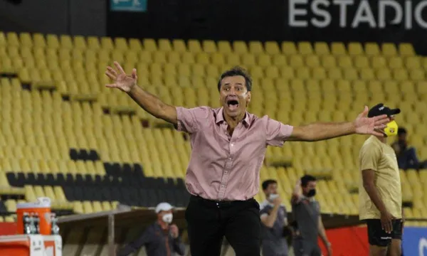 El Ídolo hace regalos a la prensa.