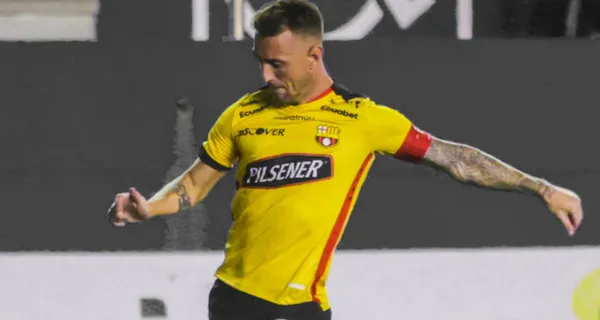 El 'Ídolo' hizo un pequeño cambio en su camiseta debido al nuevo auspiciante que entró