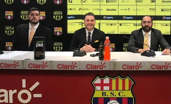 El "ídolo" presentó al jugador de manera oficial pero solo fue un acto protocolario