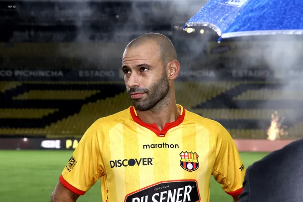 El "Jefecito" recibió una fuerte falta mientras defendía la camiseta del "Ídolo"