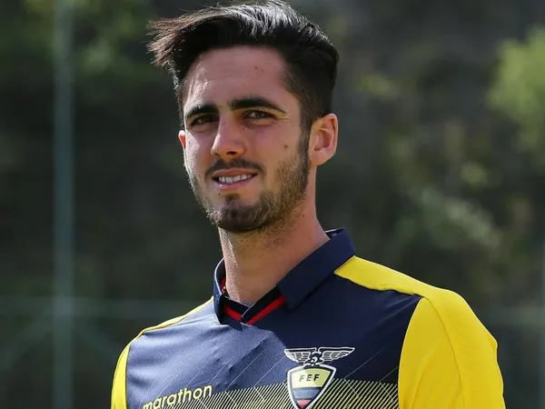 El joven delantero busca ganarse espacio en su club