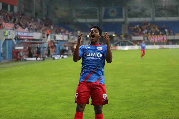 El joven futbolista milita en Inglaterra, y criticó la situación que vive en Guayaquil