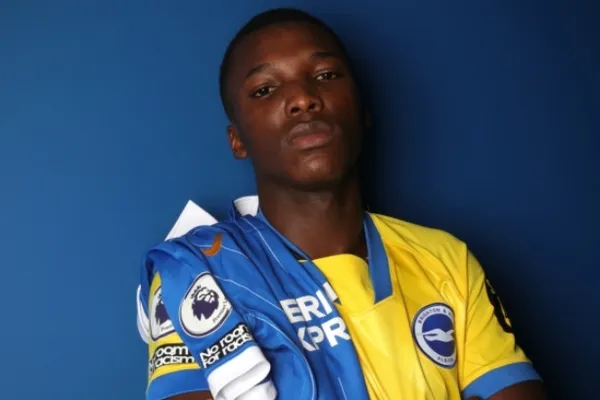 El joven volante cumple uno de sus sueños al jugar en la Premier League de Inglaterra