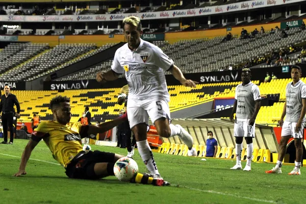 El jugador argentino sintió una molestia y salió del campo de juego