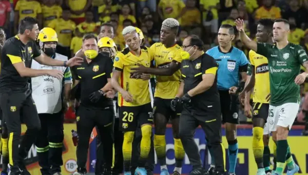 El jugador del 'Ídolo' salió inconsciente del estadio, pero sorprendió lo que hizo antes de irse