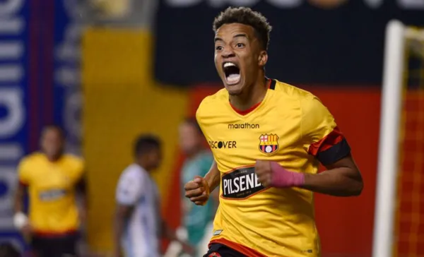 El jugador del ídolo se puso a discutir con los aficionados en las gradas