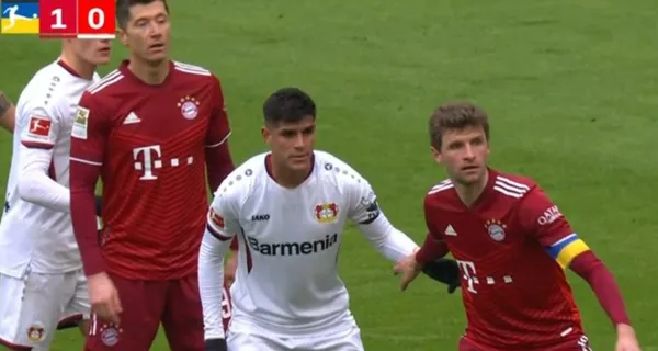 El jugador demostró que no se entiende con Piero Hincapié en la última línea