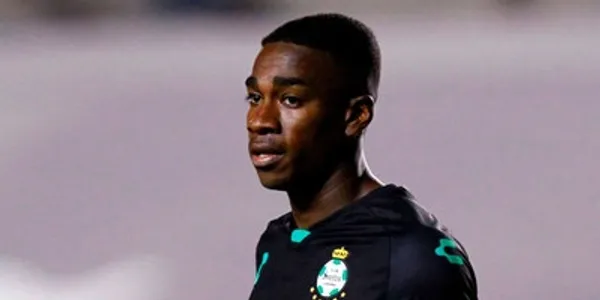 El jugador ecuatoriano acuso de racistas a uno de sus rivales