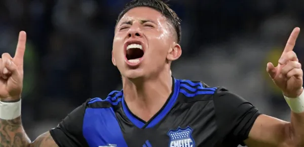 El jugador 'eléctrico' no aguantó, y se puso a llorar fente a la hinchada de Emelec