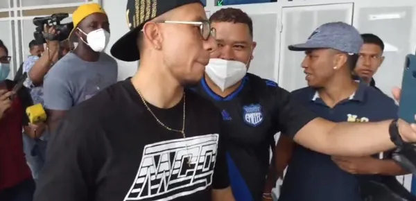 El jugador eléctrico no guardó el distanciamiento social y salió sin mascarilla del entrenamiento con Emelec a pesar de que había mucha gente alrededor