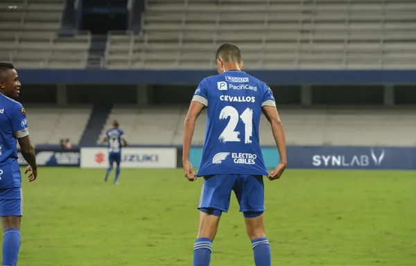 El jugador de Emelec no sacó los dotes de su padre ni de su hermano
