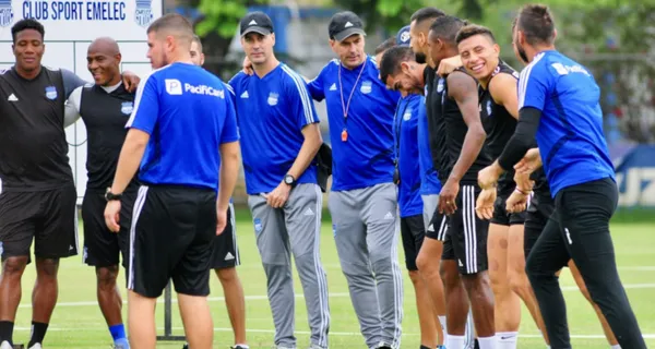 El jugador no es tomado en cuenta y hasta los hinchas se sorprendieron porque apareció en el entrenamiento para apoyar de cara al Clásico del Astillero