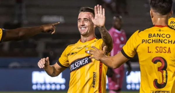 El jugador recogió la cinta para dársela a Javier Burrai luego de que Díaz saliera