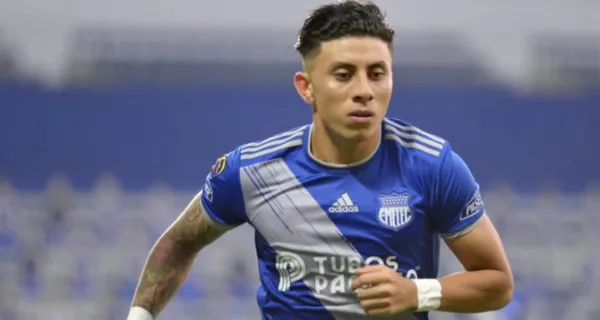 El jugador se acercó a recibir un cartel por parte de un niño y a cambio le dio su camiseta