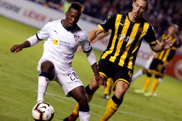 El jugador tuvo un altercado con la hinchada en el Rodrigo Paz