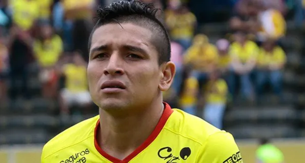 El lateral derecho de Barcelona Sc no sabe centrar y Barcelona SC tiene una variante mejor por esa banda