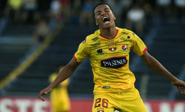 El lateral derecho del Ídolo no reaccionó de la mejor manera ante los gritos de la afición