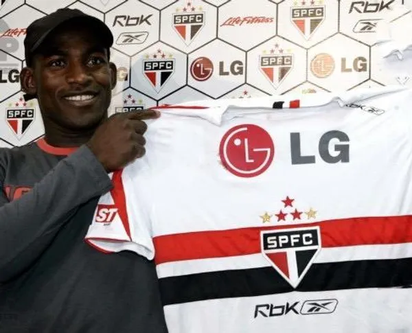 El lateral llegó a jugar en Brasil en 2006