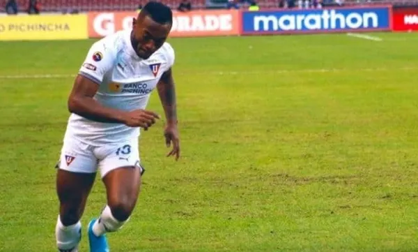 El lateral tendría una oferta desde el fútbol internacional