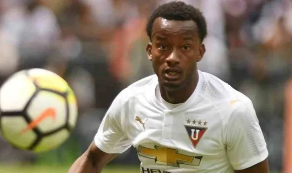 El mediocampista de LDU anda por las calles de la ciudad con un lujoso auto