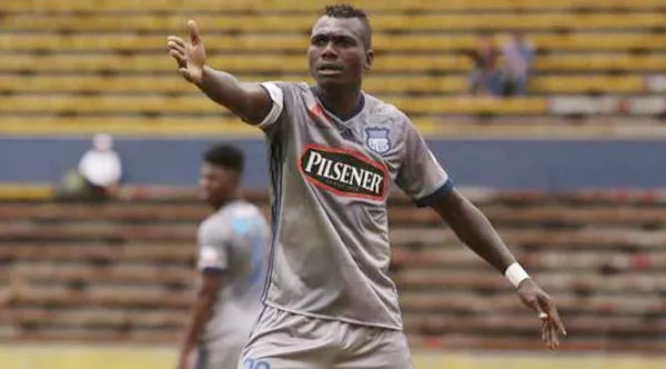 El mediocentro ecuatoriano no encuentra equipo y está desesperado