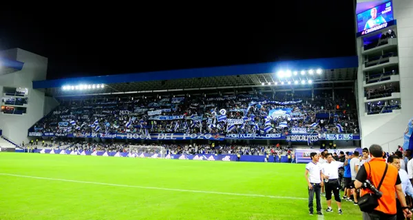 El partido entre Emelec y Barcelona SC tuvo un momento polémico porque en el estadio Capwell se detuvo el compromiso debido a una pelea en las generales por la disputa de territorio