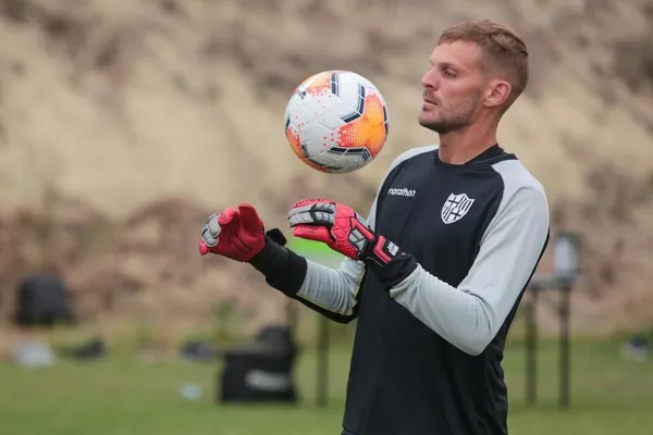 El portero de BSC entrena en casa