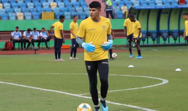 El portero ecuatoriano falló y casi le cuesta el tanto a su equipo