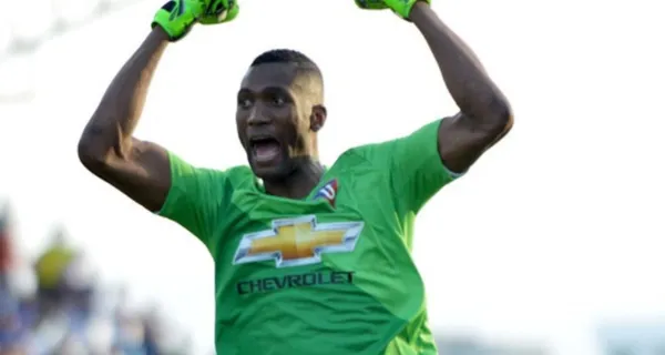 El portero de la Selección Ecuatoriana y lo que hizo con su primer salario, mientras que otros lo gastan en fiestas y alargar la noche