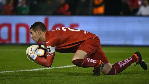 El portero de LDU salió lesionado