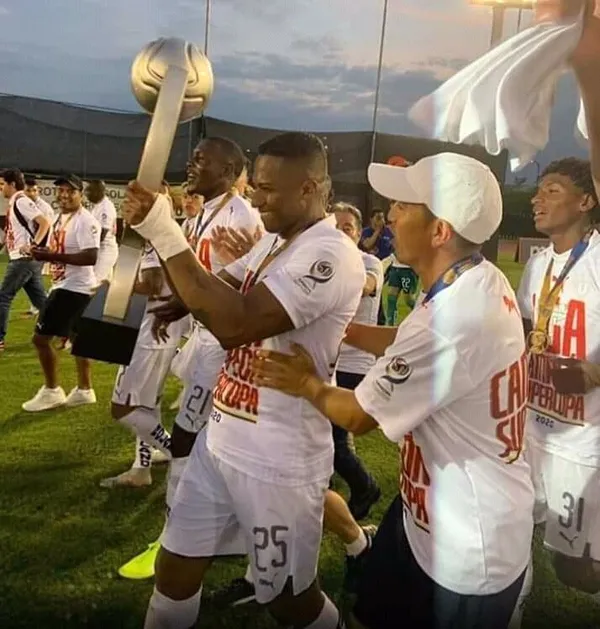 El portero miró el partido de AV25