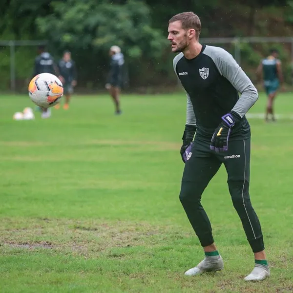 El portero se recupera de una operación en el rostro