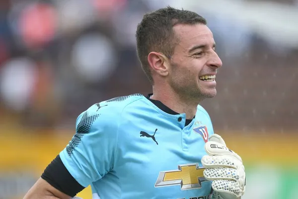 El portero visitó una escuela local donde compartió un tiempo con los más pequeños