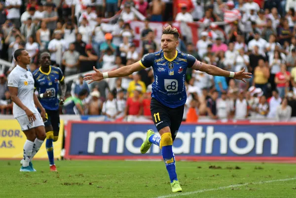 El referí expulsó a Garcés y luego lo rectificó