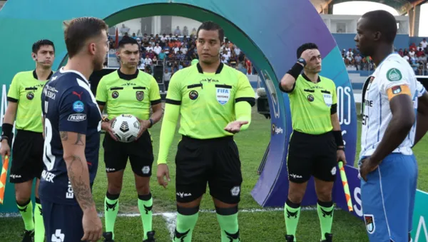 El réferi Marlon Vera se llevó las críticas por su pésimo arbitraje en el partido entre Liga de Quito y 9 de Octubre