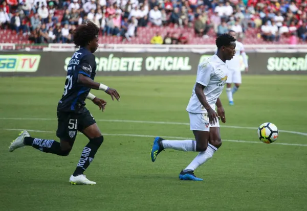 El saludo de IDV a LDU por los 100 años que no salió bien