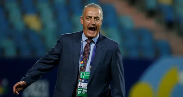 El técnico es criticado por usar su famosa línea de 5 que no le ha traído buenos resultados a la selección