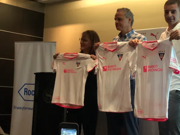 El Toño quedó maravillado con el diseño de la nueva indumentaria