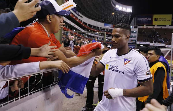 El Toño viajó hasta Europa y se encontró con amigos a los que regaló camisetas de LDU