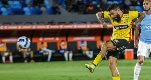 El uruguayo anotó el primer gol del partido y se adjudicó un récord histórico