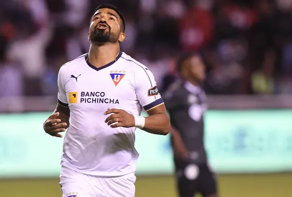 El uruguayo perdió la cabeza porque Totín lo golpeó todo el partido