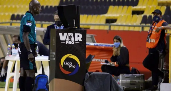 El VAR se fue la señal en pleno Clásico del Astillero, cuando se debía dirimir una posible expulsión. Esto provocó la burla internacional